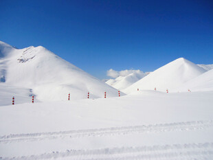 晴朗冬日雪山雪原风光