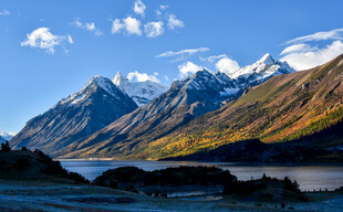 高原雪山湖泊自然美景