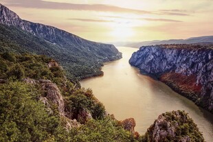 峡谷江河落日风光
