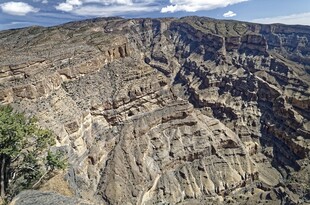 高原峡谷地貌风光
