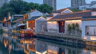 水乡河畔古民居夜景