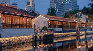 滨水廊桥城市风光