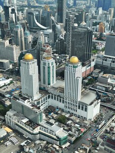 城市金顶双子高楼航拍