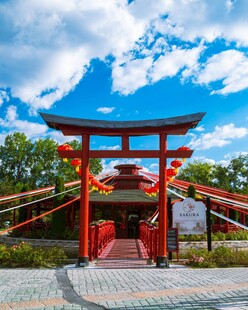 日式神社红色鸟居