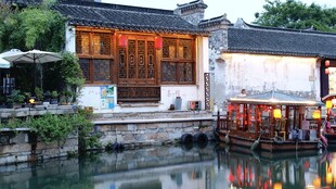 江南水乡河畔古建夜景