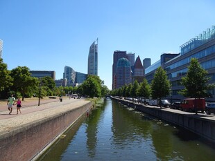 城市河畔休闲风光