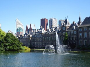 城市湖畔建筑风光