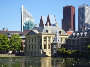 海牙滨水城市建筑风光