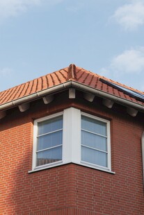 红砖墙住宅檐角特写
