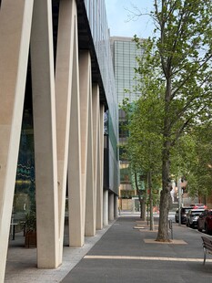 现代建筑临街步道街景