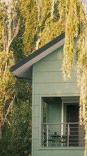 秋日树旁小屋一角