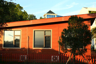 橙红外墙单层小屋