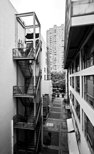 黑白老楼户外步梯