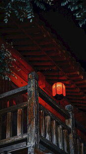 木屋红灯笼夜景