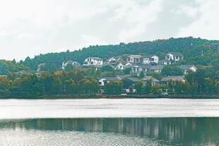 湖畔山野村落风光