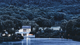 湖畔夜色民居小景
