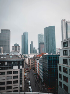 阴天都市高楼街景