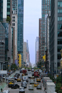 都市高楼间繁忙街景