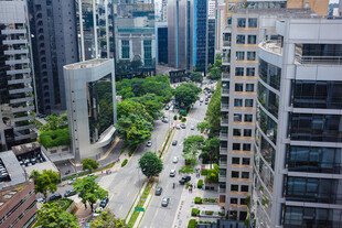 城市中心高楼街景