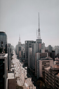 雾中城市高空景观