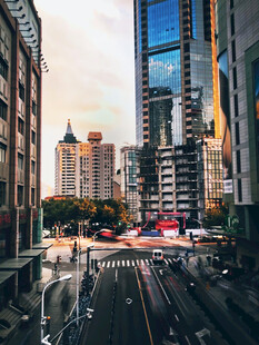 雨后城市黄昏街景
