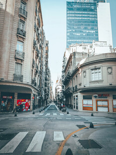 城市空旷街道街景