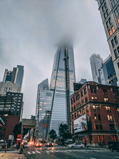 雾中城市摩天楼街景