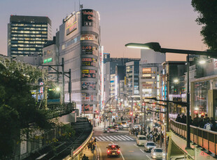 暮色下的都市街景