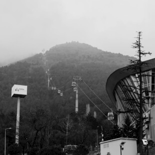 复古黑白山城街景