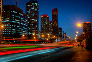 都市夜景车流光轨