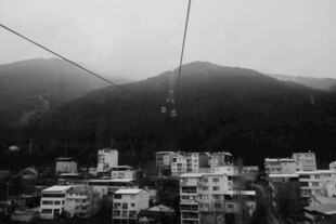 黑白山城远景