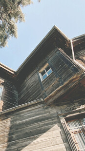 仰拍乡村木屋建筑