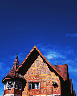 蓝天映衬下的半木结构建筑