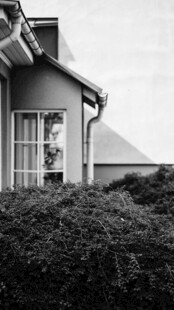 黑白郊野小屋风光