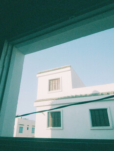 窗景外的简约白色建筑