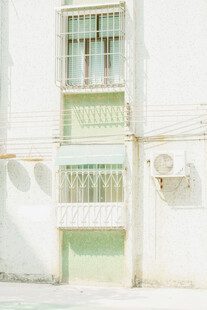 清新浅白建筑窗景