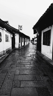 江南古巷黑白街景