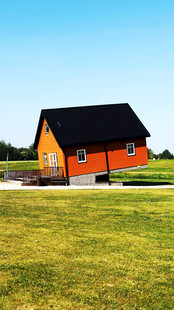 原野上的红色小屋