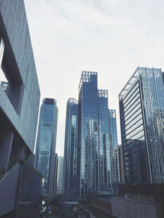 仰拍城市CBD高楼群