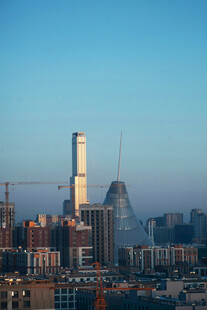 城市晨光高楼远景