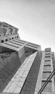 黑白仰拍现代建筑