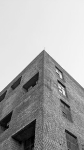 黑白建筑尖角仰拍