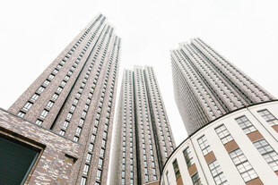 仰拍城市摩天建筑群
