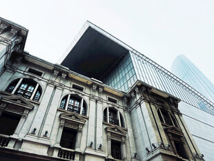 城市新旧建筑仰拍