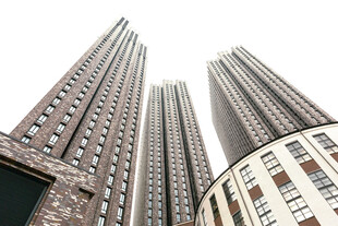 仰拍摩天商务建筑群