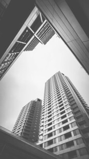 黑白仰拍城市高楼