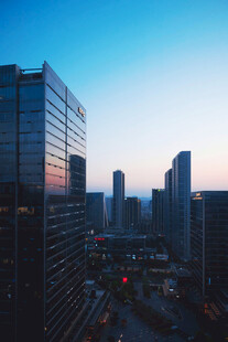 黄昏都市高楼景观