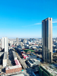 晴日城市高空俯瞰