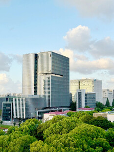 现代城市高层办公楼外景