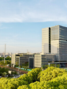 现代商务办公楼外景